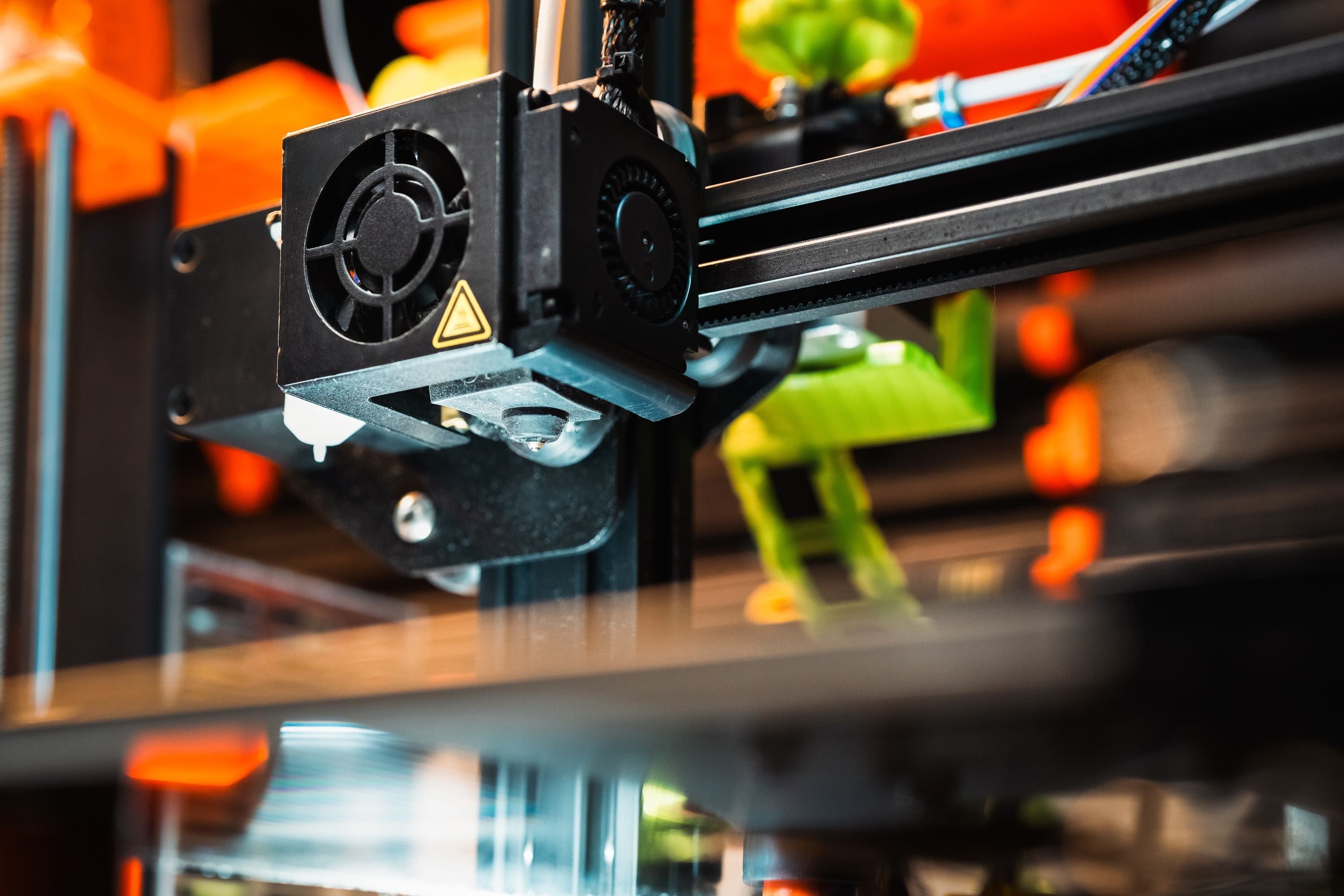 หัวพิมพ์และเบดของเครื่องพิมพ์ 3D FDM ระยะใกล้ระหว่างการคาลิเบรต