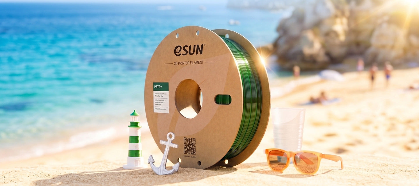 eSUN PETG+ เส้นพิมพ์ 3D สีเขียวใส วางบนชายหาดพร้อมโมเดลพิมพ์ 3D ประภาคารและสมอเรือ