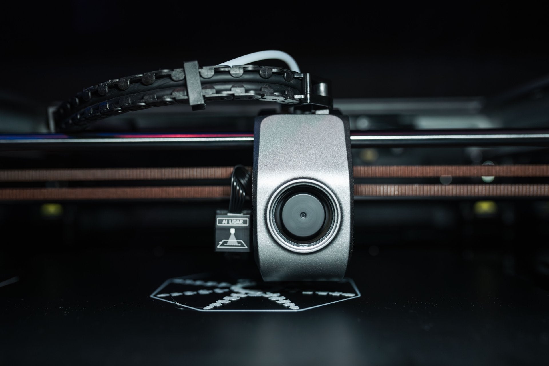 ระยะโคลสอัพหัวพิมพ์ 3D Printer แบบ FDM แสดงกลไก extruder และเซนเซอร์ AI Lidar