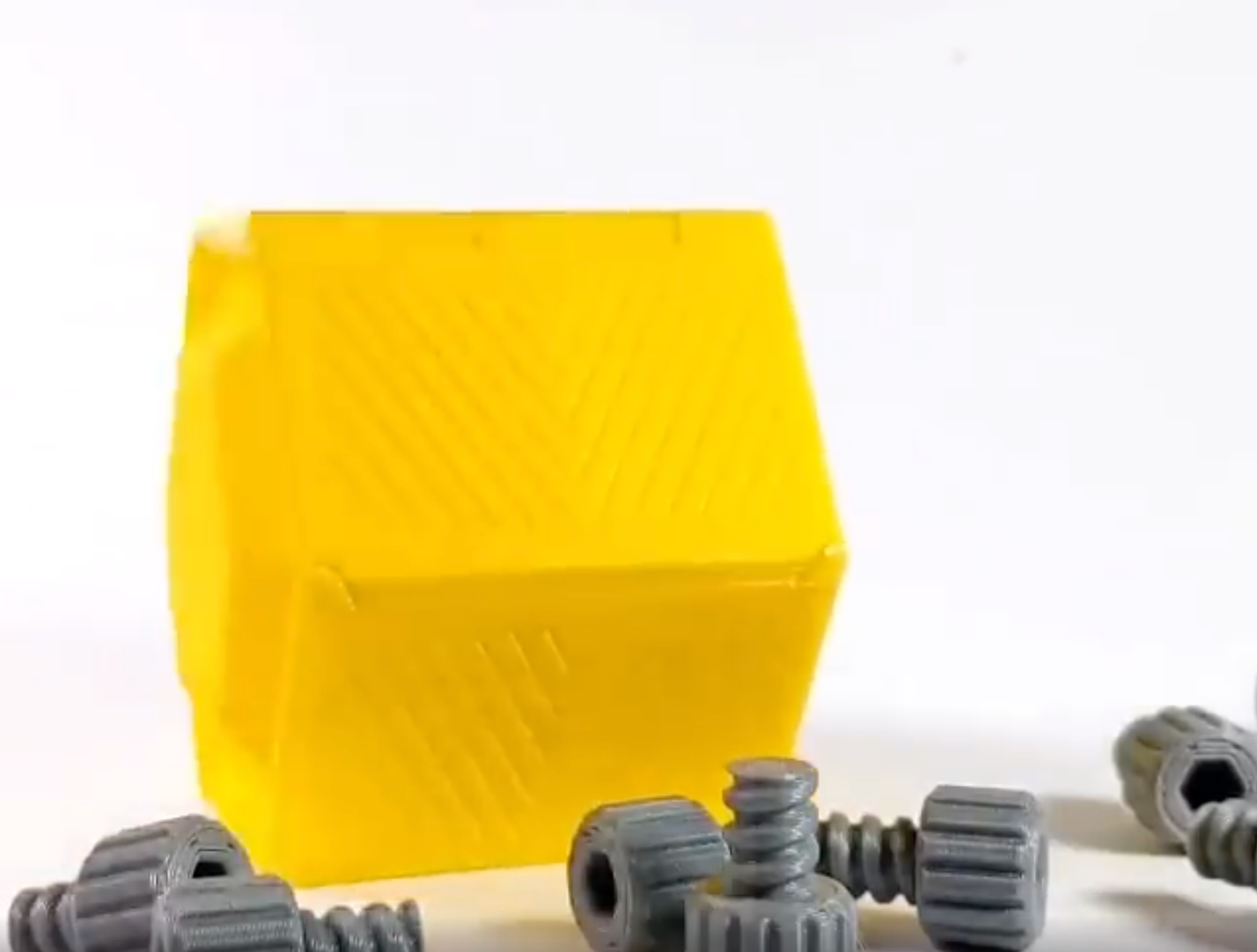 พิมพ์กล่องพร้อมฝาเปิดด้วย Yellow PLA+ eSun