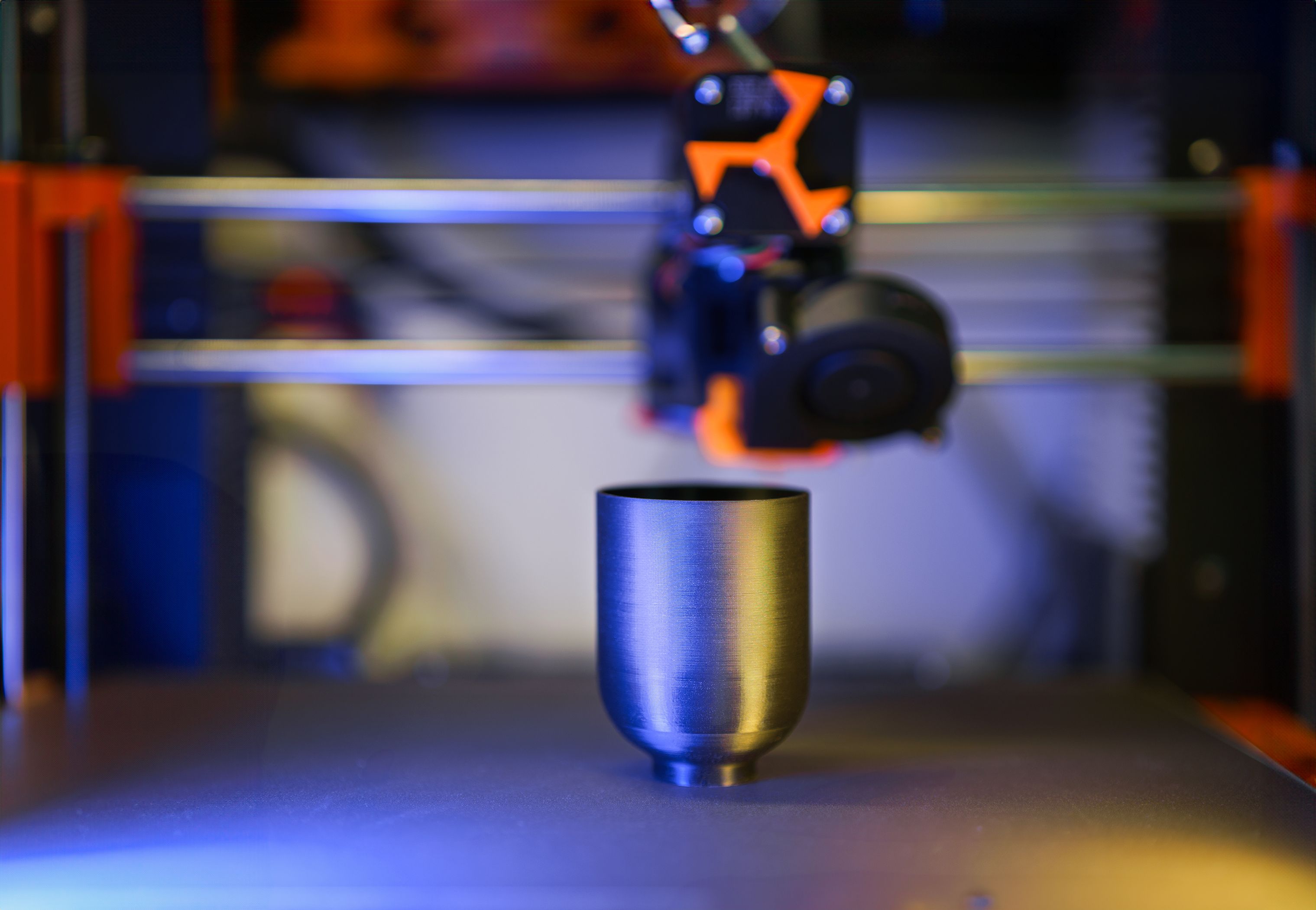 เครื่องพิมพ์ 3D FDM กำลังพิมพ์ชิ้นงาน TPU Filament